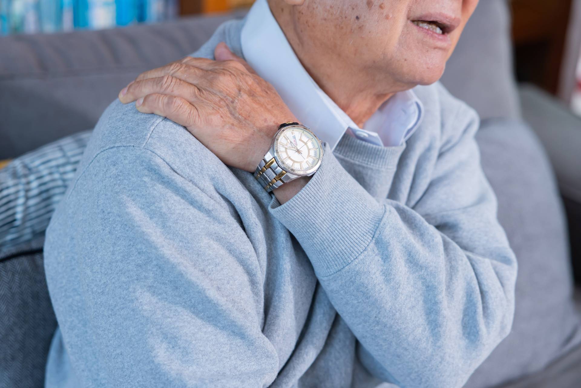 elderly-man-grab-his-shoulder-suffer-from-shoulder-2026-01-08-18-51-01-utc (1)