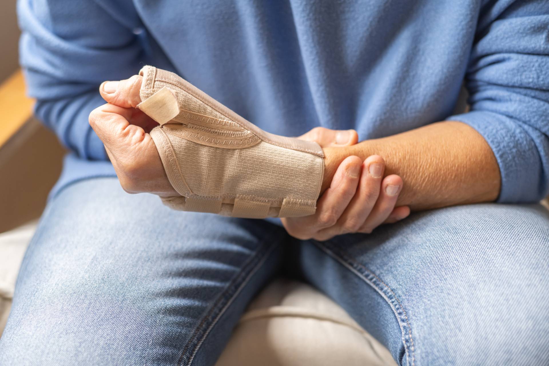 person-experiencing-wrist-pain-wearing-carpal-tunn