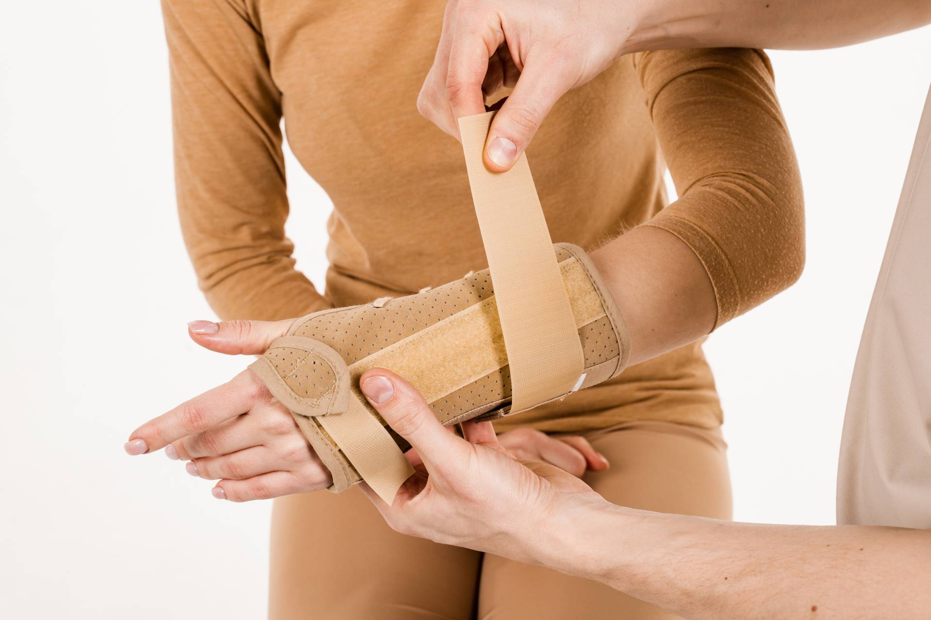 wrist-joint-stabilization-using-medical-external-o-2026-01-18-09-56-25-utc (1)